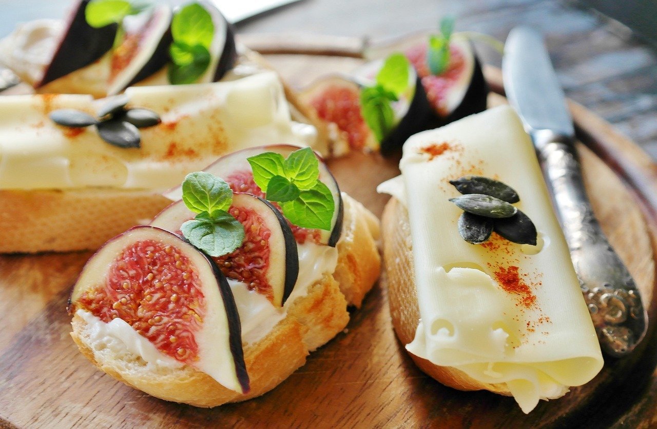 mediterranean diet figs cheese bread