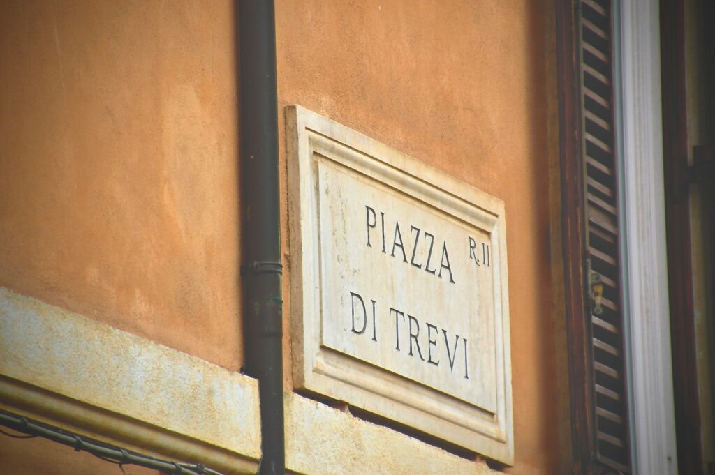 view of piazza di trevi, roma