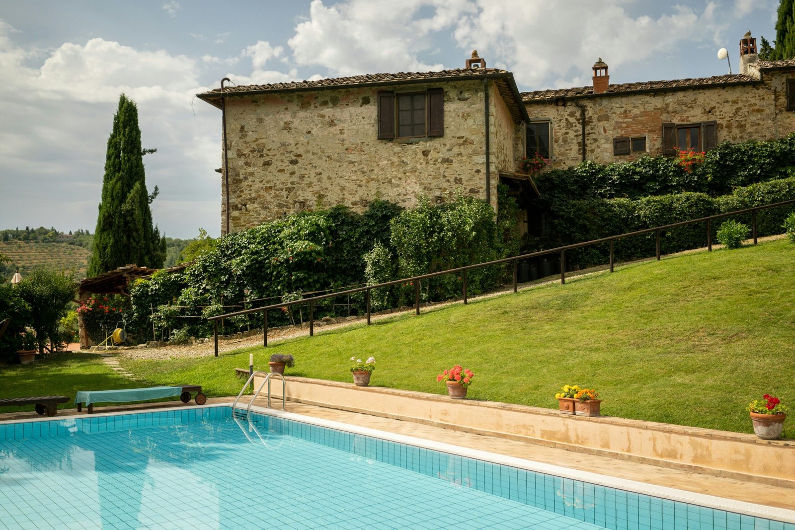 Poolside villa at a Tuscan winery in Chianti Classico, Italy, matching the calm and restorative atmosphere of a luxury retreat.