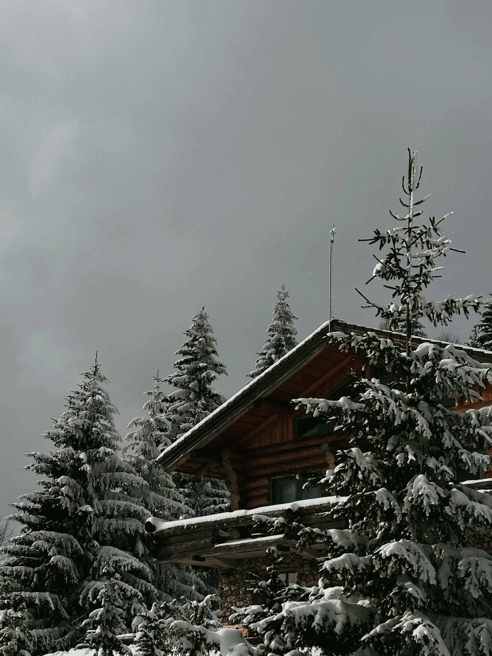 Snow-covered cabin in Alpes-de-Haute-Provence, suited to a quiet and restorative December yoga retreat in France.