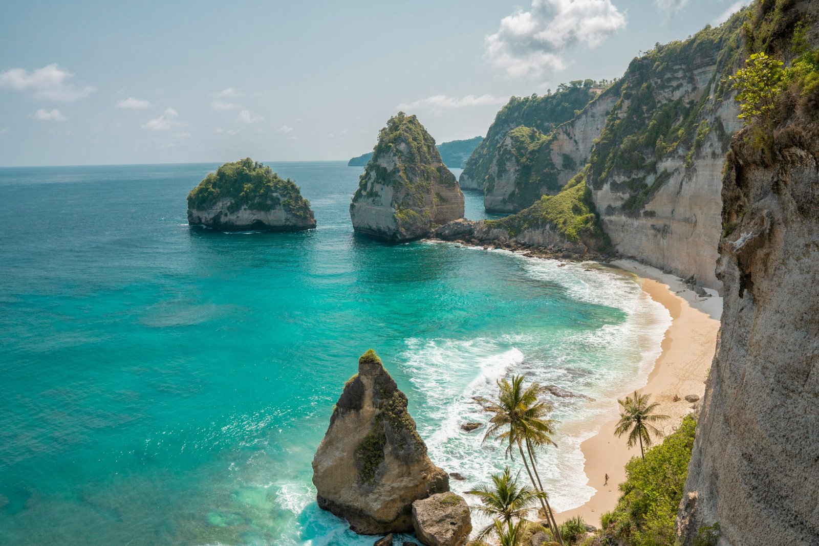 turquoise bay and limestone cliffs in bali under bright january skies