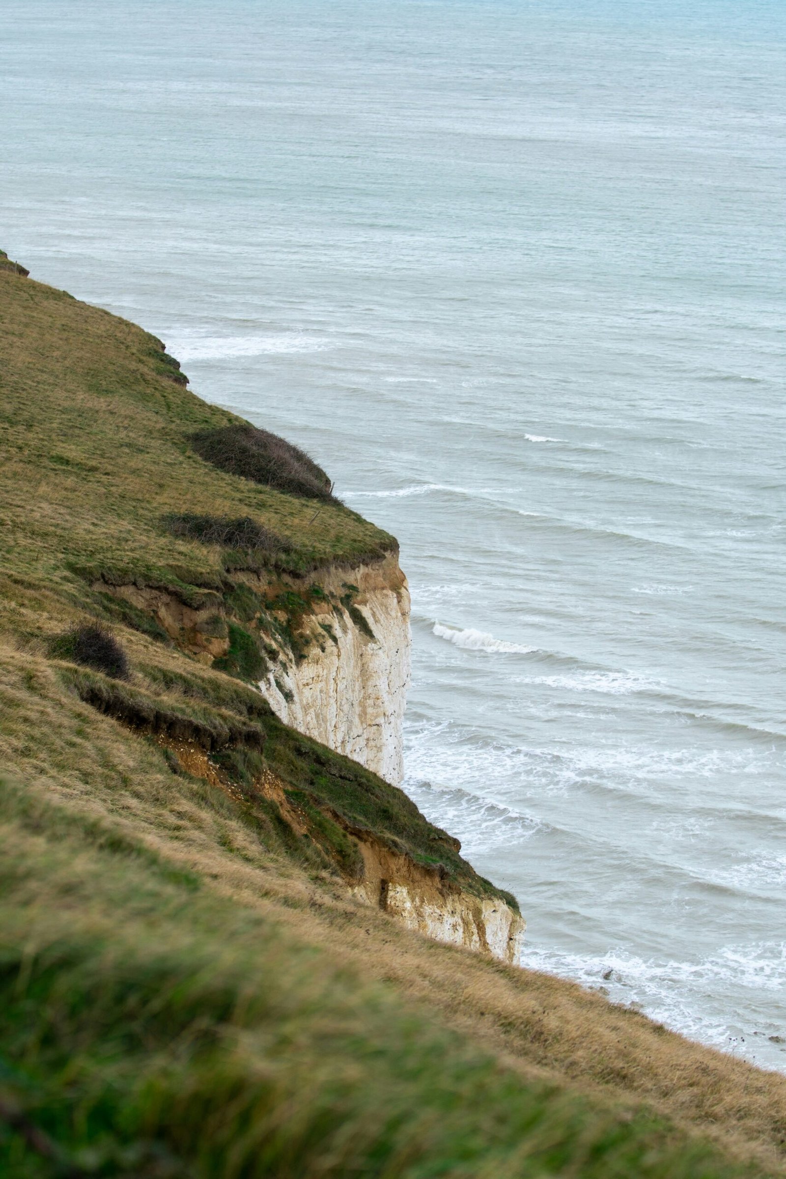 White cliffs in Normandy above the sea, creating a spacious and grounding coastal backdrop for a yoga retreat in France.