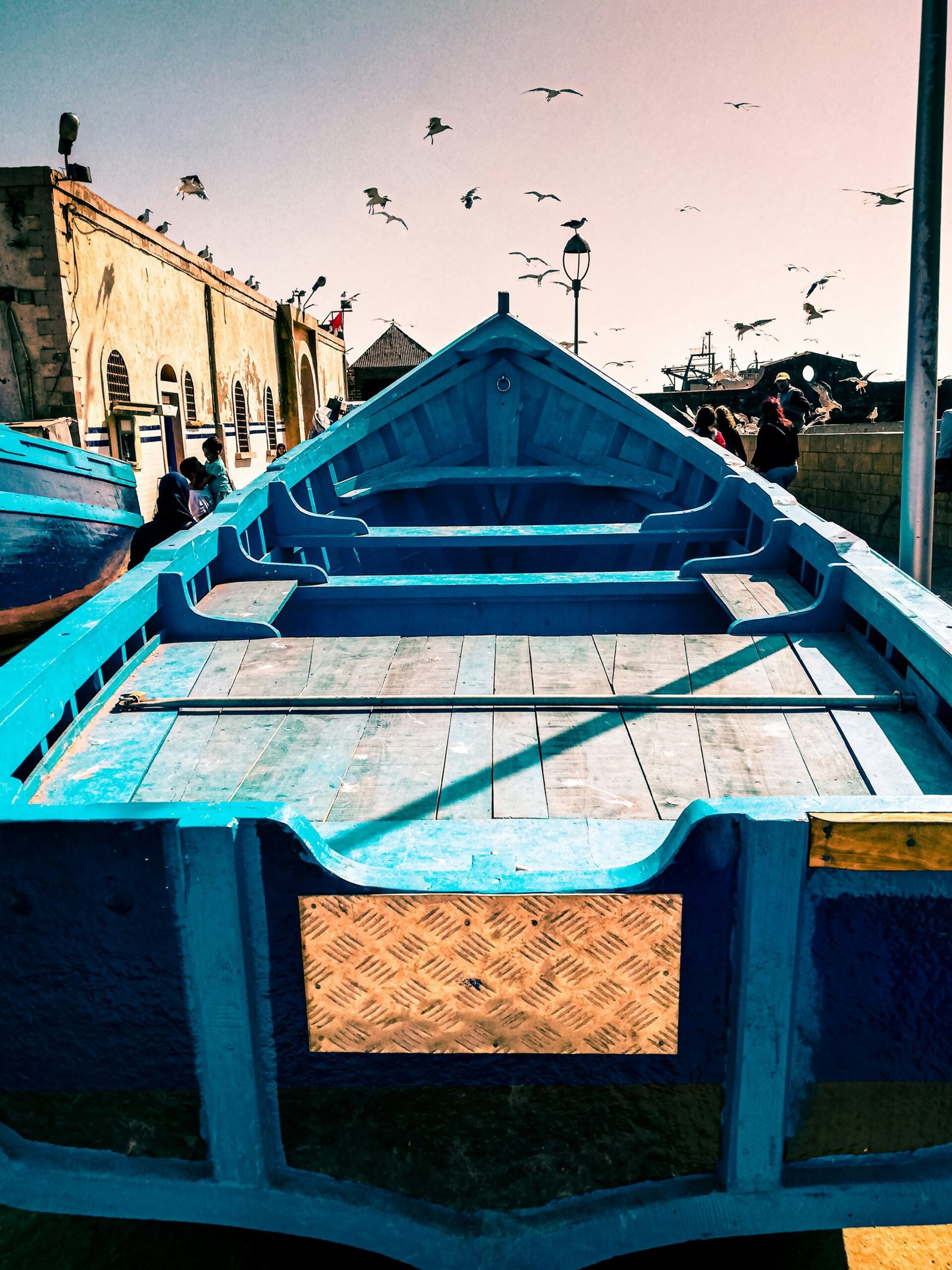boat in the haven of essaouira, destinatio for many yoga retreats