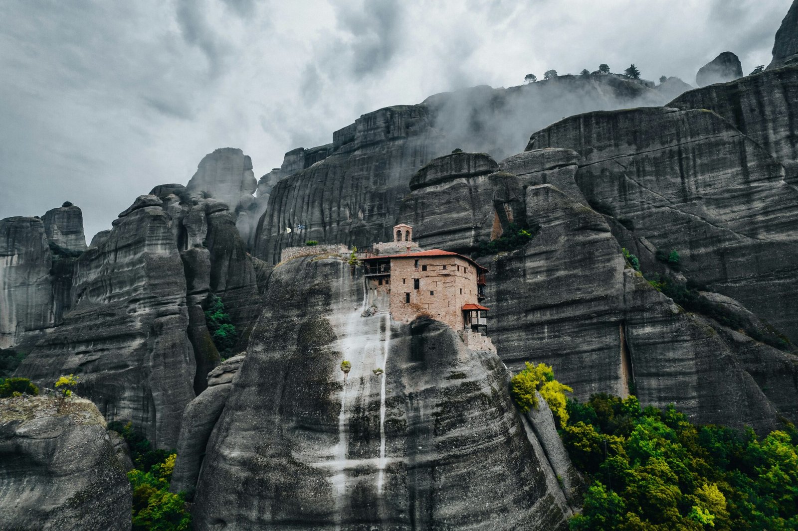Cliffside Meteora landscape in central Greece, suited to a reflective autumn retreat in a dramatic mountain setting.