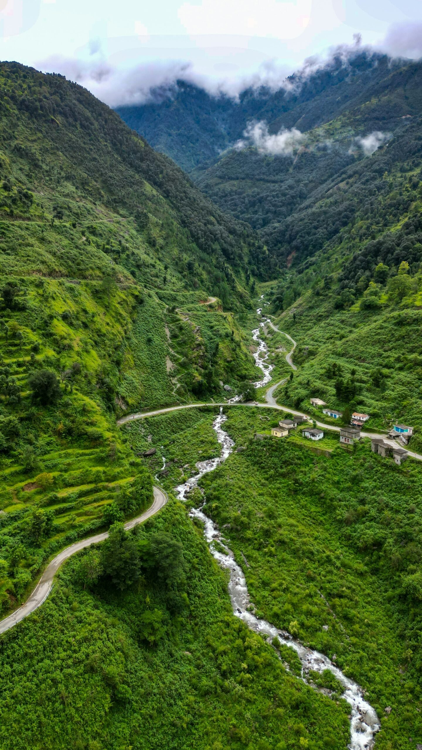 Green river valley landscape in Uttarakhand, adding a clear and refreshing North India backdrop to a retreat-focused article.