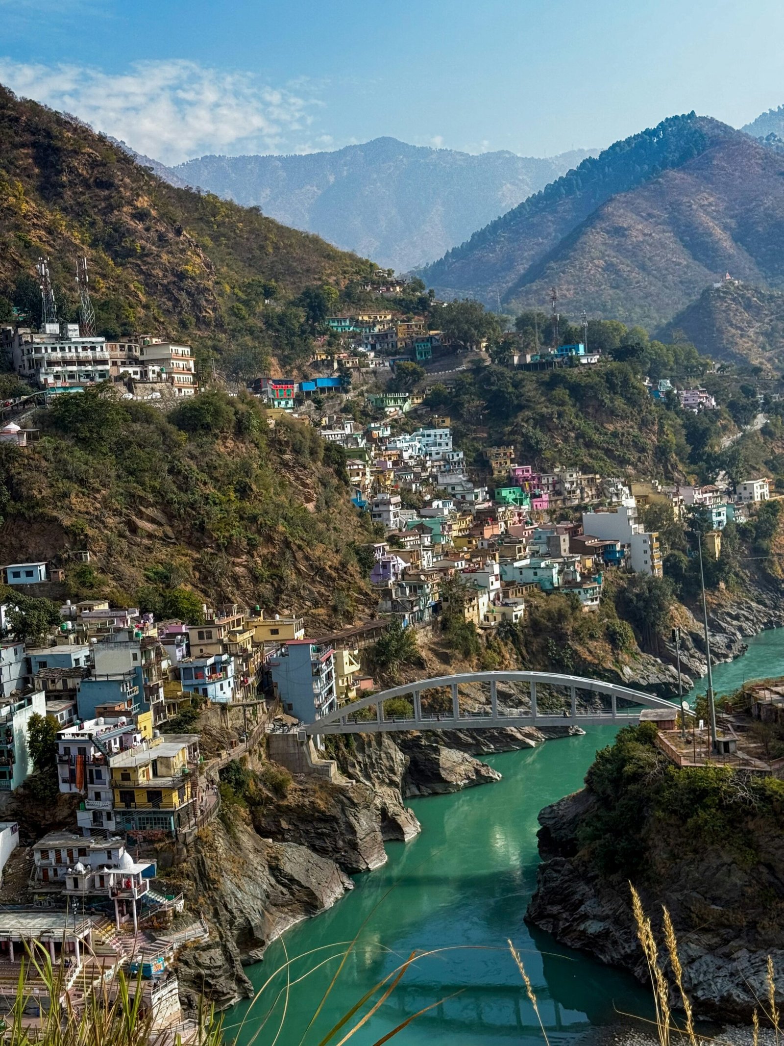 Green river valley in Devprayag, Uttarakhand, reflecting the fresh and restorative atmosphere of a June healing retreat in India.
